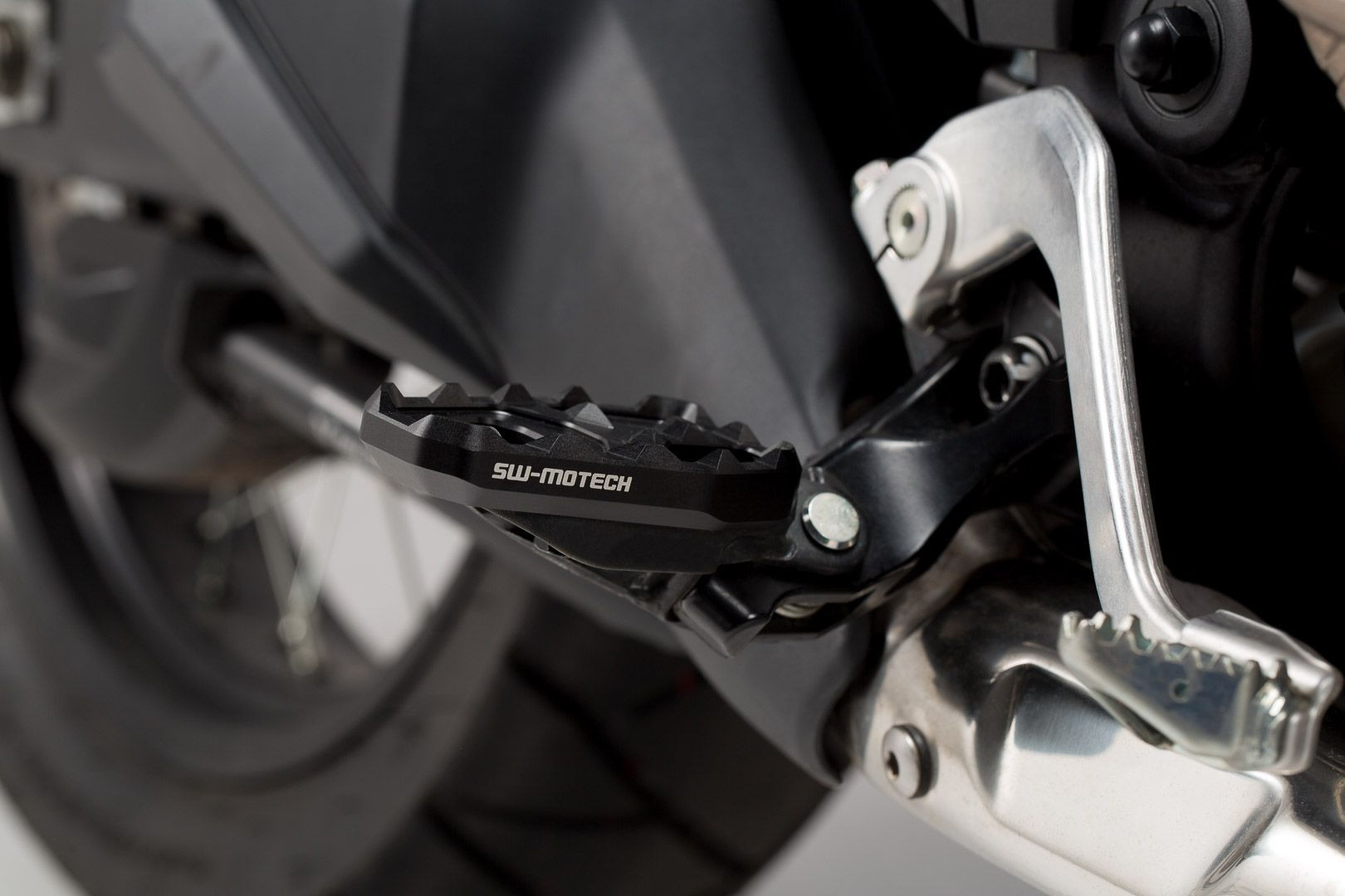 SW-Motech Fußrastenverbreiterung Schwarz passt für Honda CRF 1000L/Adv Sports, passt für Honda CRF1100L AS