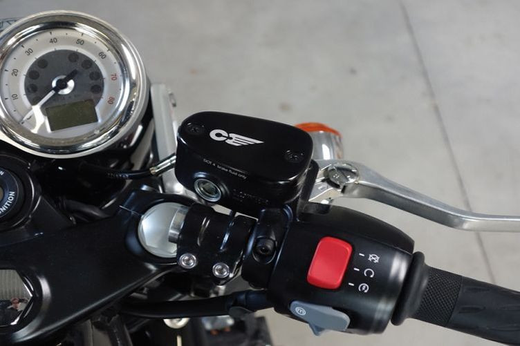 CLUBMAN CNC Deckel schwarz eloxiert für Bremsb. div. TRIUMPH (Stück)