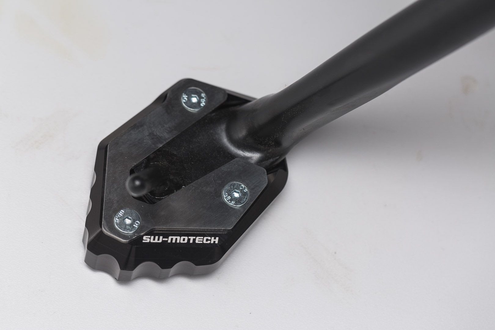 SW-Motech Seitenständerfuß-Verbreiterung Schwarz/Silbern passt für Yamaha MT-07/Trac/MotoCage,XSR700,YZF-R7