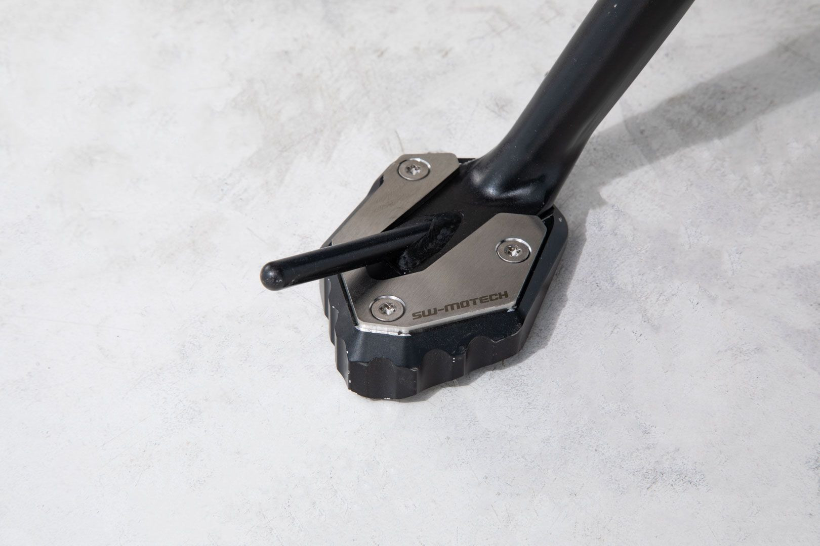 SW-Motech Seitenständerfuß-Verbreiterung Schwarz/Silbern passt für Yamaha Tracer 9 Modelle(20-)
