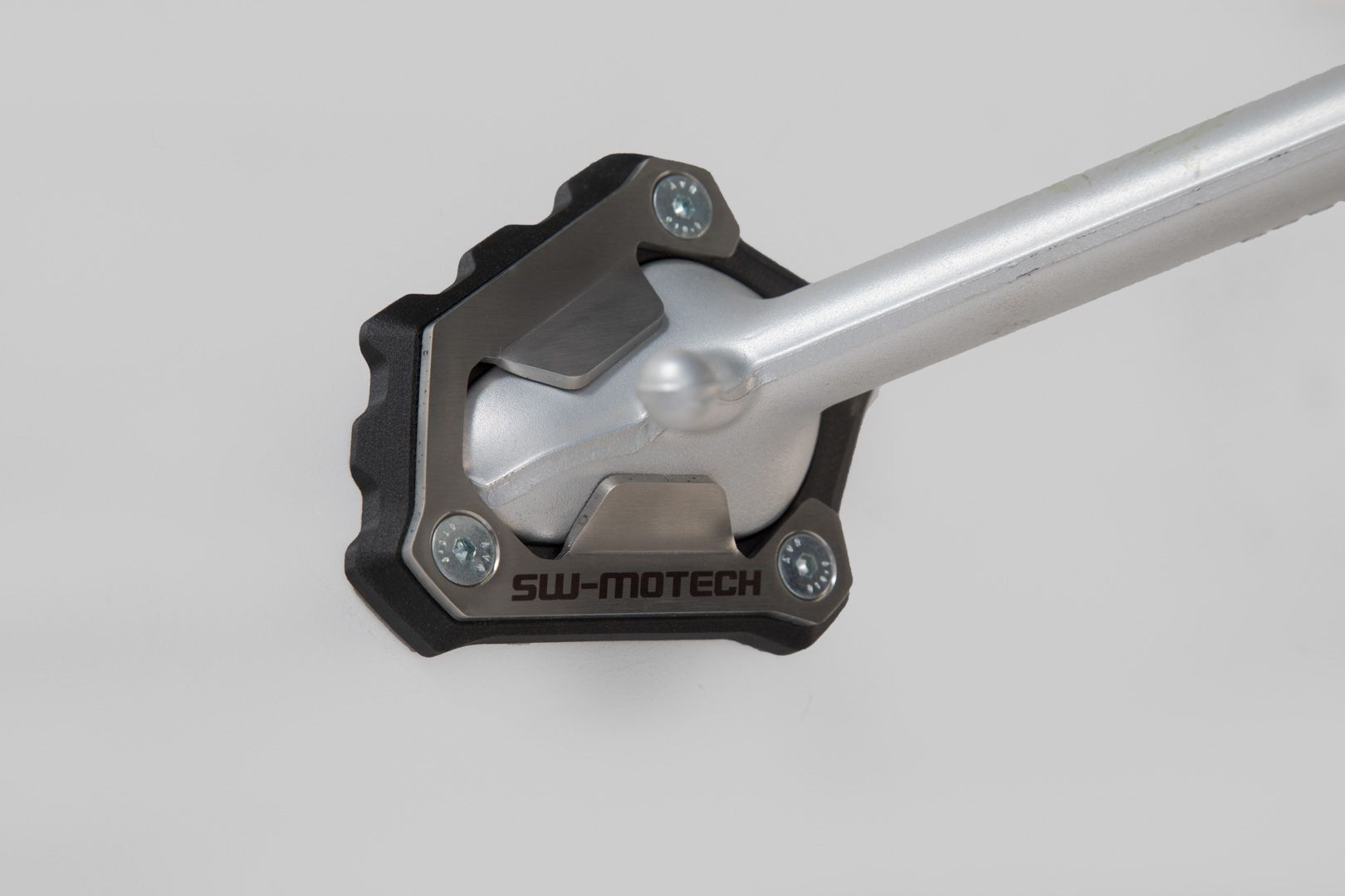 SW-Motech Seitenständerfuß-Verbreiterung Schwarz/Silbern passt für Triumph 1200 Modelle(18-)