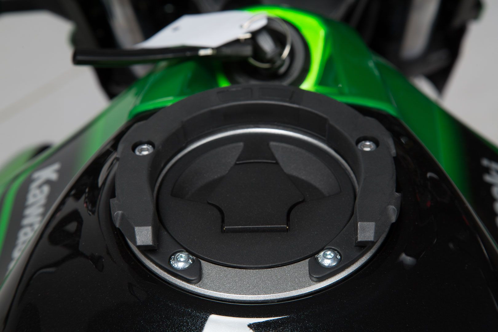 SW-Motech EVO Tankring Schwarz passt für Kawasaki-Modelle Tank mit 5 Schrauben